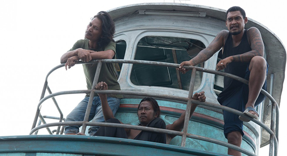 Thanawut Kasro as Rom Ran (center)