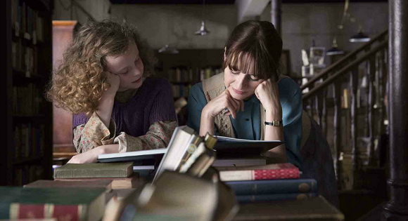 Emily Mortimer and Honor Kneafsey in The Bookshop (2017)