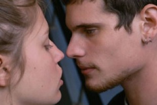 Adèle Exarchopoulos as Adele and Jeremie Laheurte as Thomas