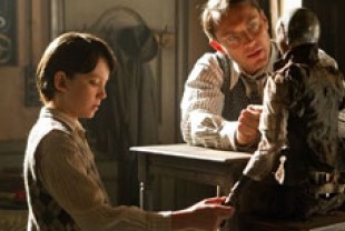 Asa Butterfield as Hugo and Jude Law as his father