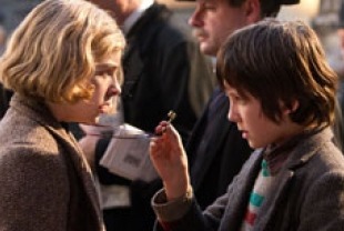 Asa Butterfield as Hugo and Chole Grace Moretz as Isabelle