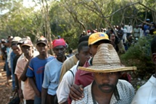 Haitians Looking for Work at the Border to the Dominican RepublicTitle