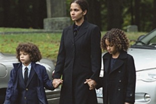 Alexis Llewellyn as Harper, Halle Berry as Audrey, and Micah Berry as Dory