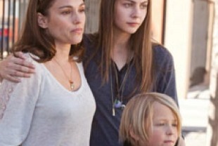 Amy Jo Johnson as Gwen, Willa Holland as Davey, and Lucien Dale as Jason