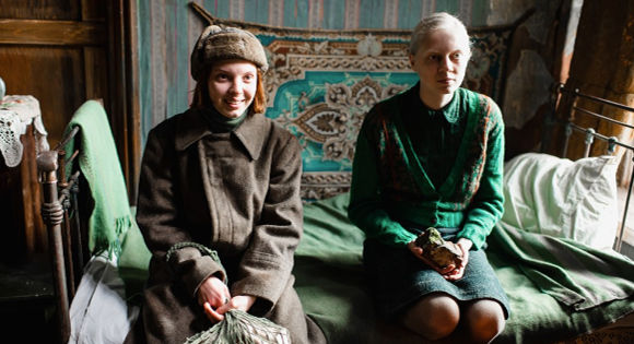 Vasilisa Perelygina as Masha and Viktoria Miroshnichenko as Iya in Beanpole