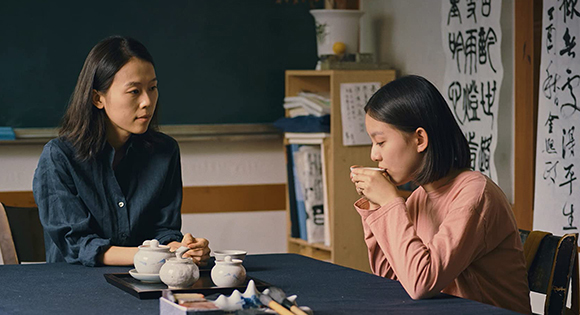 Eun-hee has tea with her teacher, Miss Young-Ji.