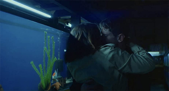 Olivia Cook as Emma and Jack O'Connell as Jude shopping for a fish.
