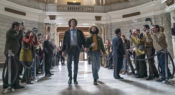 Abbie Hoffman and Jerry Rubin arrive at the courthouse.