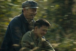 Wang Jingchun as the Father and Liu Wenqing as Wang