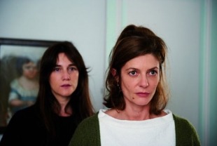 Charlotte Gainsbourg as Sophie and Chiara Mastroianni as Sylvie