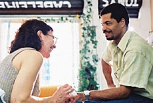 Carla Ribas as Alice and Luciano Quirino as Nilson