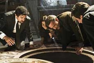 Pierfrancesco Favino as Inspector Ernesto Olivetti, Ayelet Zurer as Vittoria Vetra, and Tom Hanks as Robert Langdom