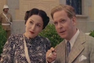 Tom Hollander  and Gillian Anderson as the Duke and Duchess of Windsor