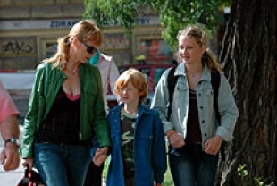Ana Geislerova as Marcela with her children, Adam Misik as Kuba and Michaela Mrvikova as Lucina