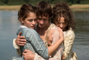 Henriette Confurius as Charlotte, Florian Stetter as Friedrich and Hannah Herzsprung as Caroline