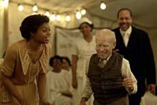 Taraji P. Henson as Queenie and Brad Pitt as Benjamin