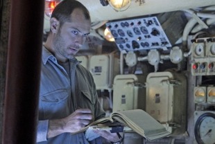 Jude Law as Robinson