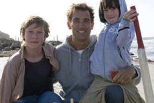 George MacKay as Harry, Clive Owen as Joe, and Nicholas McAnulty as Artie