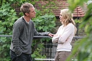 Jude Law as Will and Robin Wright Penn as Liv