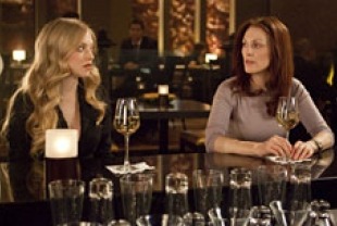 Amanda Seyfried as Chloe and Julianne Moore as Catherine