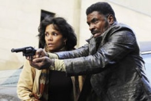 Halle Berry as Luisa Rey and Keith David as Joe Napier