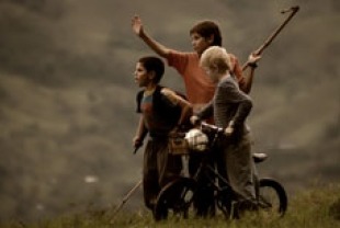 Hernan Ocampo as Manuel, Nolberto Sanchez as Julian and  Genaro Aristizabal as Poca Luz
