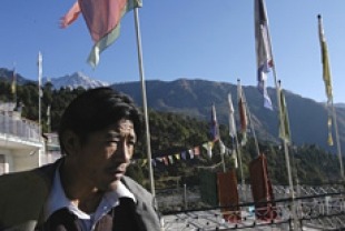 Jampa Kalsang as Dhondup