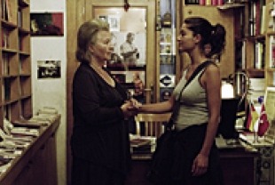 Hanna Schygulla as Suzanne and Nurgul Yesilcay as Ayten