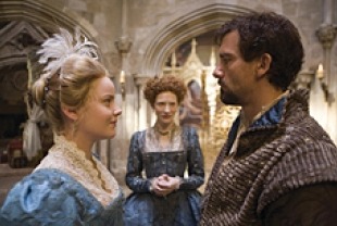 Abbie Cornish as Bess and Clive Owen as Sir Walter Raleigh