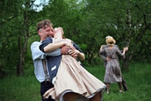 Mikael Persbrandt as Sigfrid and Maria Heiskanen as Maria