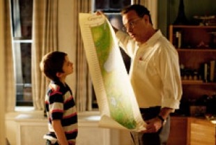 Thomas Horn as Oskar and Tom Hanks as Thomas