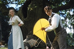 Kate Winslet as Sylvia and Johnny Depp as James Barre