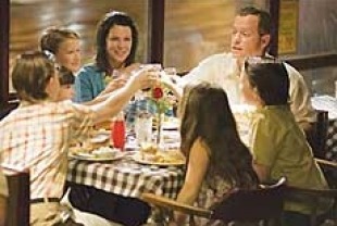 Greg Kinnear as Robert Kearns and Luren Graham as Phyllis