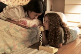 Noa Rotstein as Ellie and Dalena Le as Thuy
