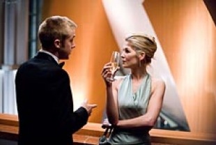 Ryan Gosling as Beachum and Rosamund Pike as Nikki Gardner