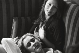 Greta Gerwig as Francis and Mickey Sumner as Sophie