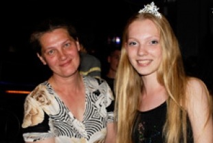 Nadya Vall (r) and her mother