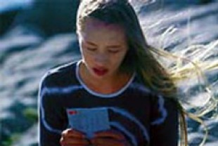 Isild Le Besco as Gwen