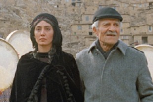 Ismail Ghaffari as Mamo and Hedye Tehrani as Hesho