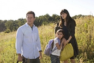 Mark Wahlberg as Elliot, Zooey Deschanel as Alma and Ashlyn Sanchez as Jess