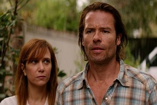 Kristen Wiig as Johanna and Guy Pearce as Ken