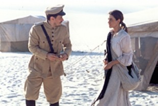 Enrique Diaz as Lieutenant Luiz and Fernanda Torres as Aurea