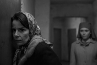 Agata Kulesza as Wanda and Agata Trzebuchowska as Ida/Anna