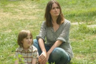 Matthew Mindler as River and Emily Mortimer as Liz