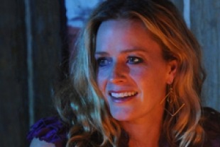 Elizabeth Shue as Mary Anne