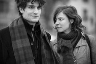 Louis Garrel as Louis and Anna Mouglalis as Claudia