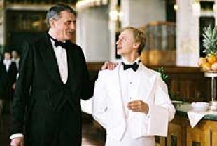 Martin Huba as front waiter Skøivánek  and Ivan Barnev as Jan Dítì
