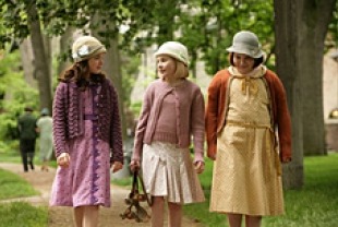 Madison Davenport as Ruthie, Abigail Breslin as Kit, and Brieanne Jansen as Frances