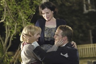 Abigail Breslin as Kit, Julia Ormond as Mrs. Kittredge, and Chris O'Donnell as Mr. Kittredge