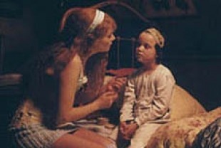 Manon Chevalier as young Edith and Emmanuelle Seigner as Titine